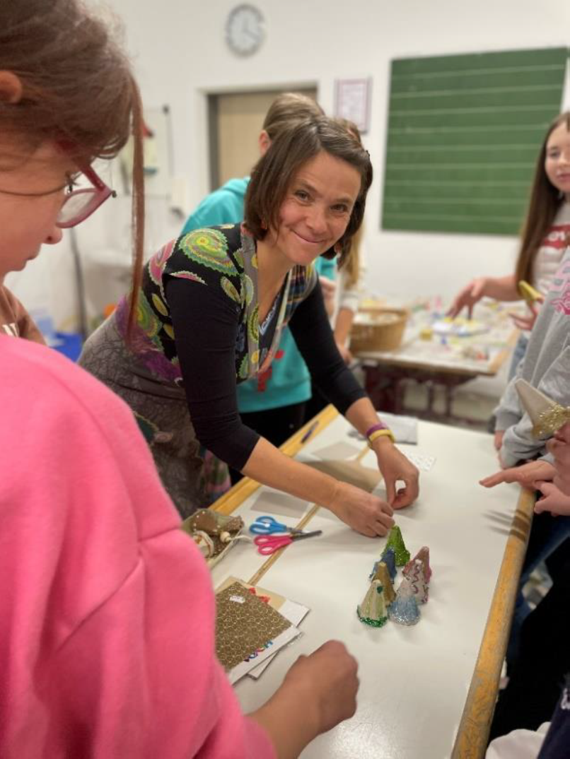 Foto von Lehrkraft und Schülern beim Basteln