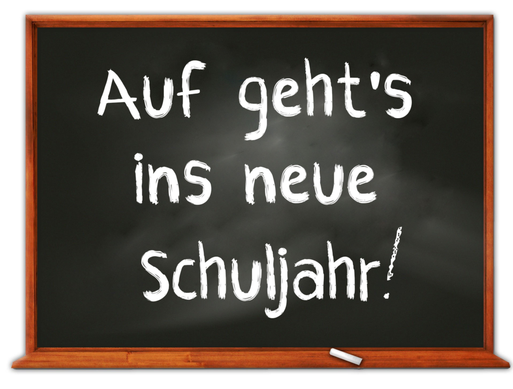 Bild einer Tafel mit Aufschrift „Auf geht’s ins neue Schuljahr!“