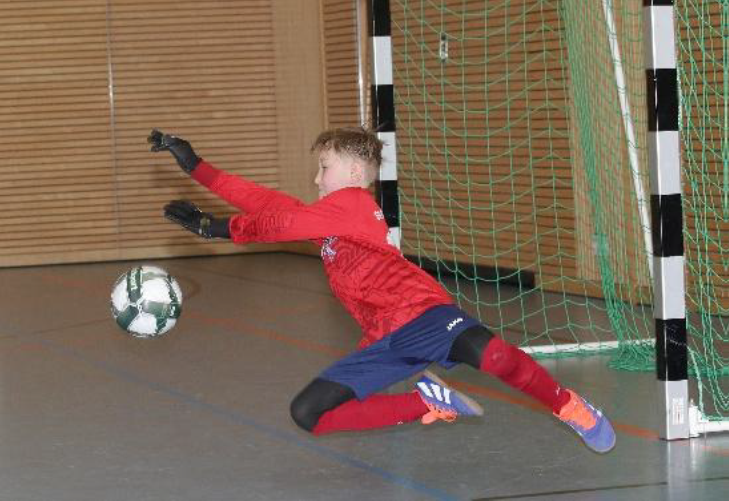 Foto eines Schülers der als Torwart einen Ball abwehrt