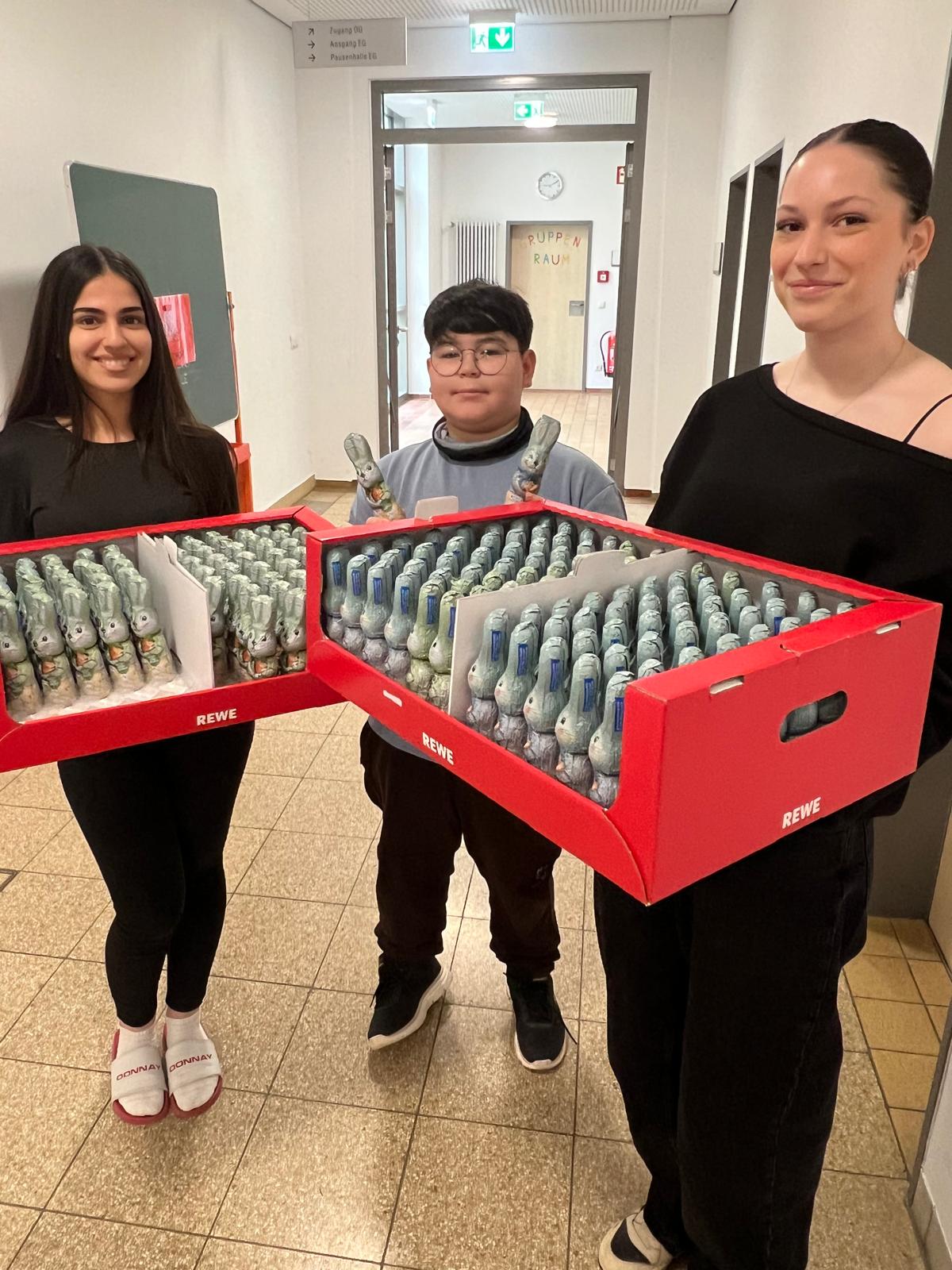 Bild der Mittelschüler mit den gespendeten Schokohasen