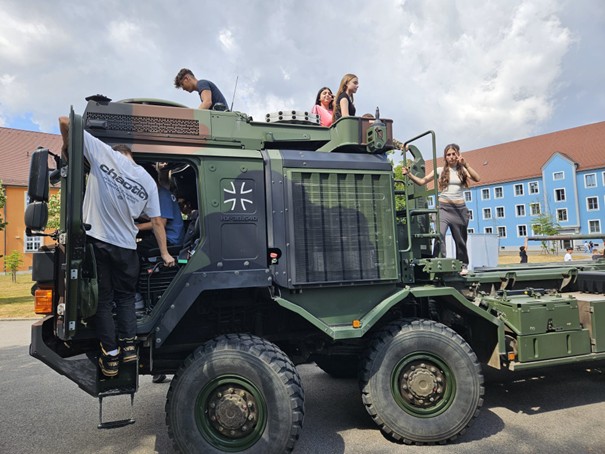Bild der Schüler auf und um einem Militär-LKW der Bundeswehr