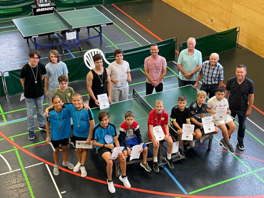 Foto der Teilnehmer der Schulmeisterschaft im Tischtennis um einen Tisch