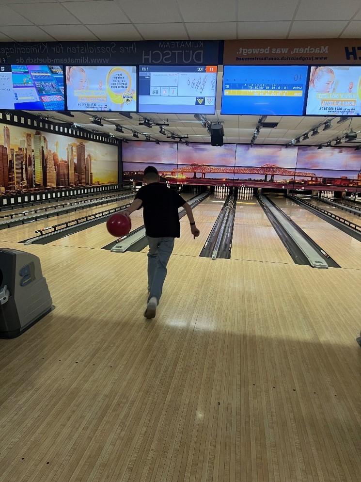 Bild eines Schülers beim Bowlen