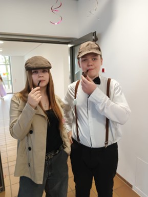 Foto zweier Schüler, verkleidet als Sherlock Holmes und Dr. Watson