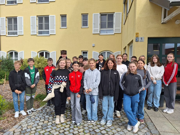 Bild der 6. Klasse vor dem Caritas Pflegeheim