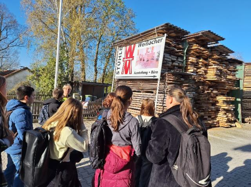Foto der Schüler vor der Schreinerei Weißacher