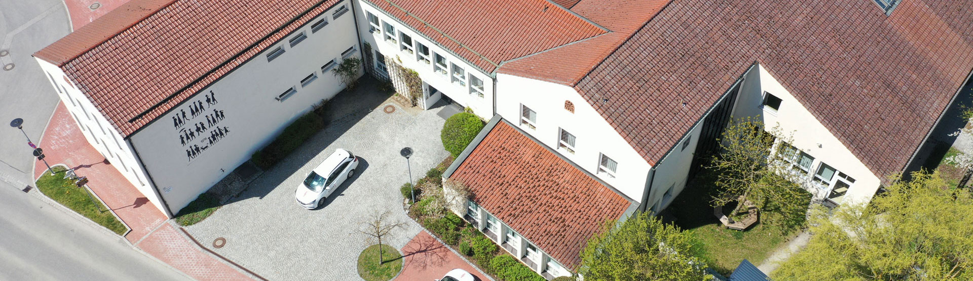 Luftaufnahme des Nordosteingangs der Mittelschule